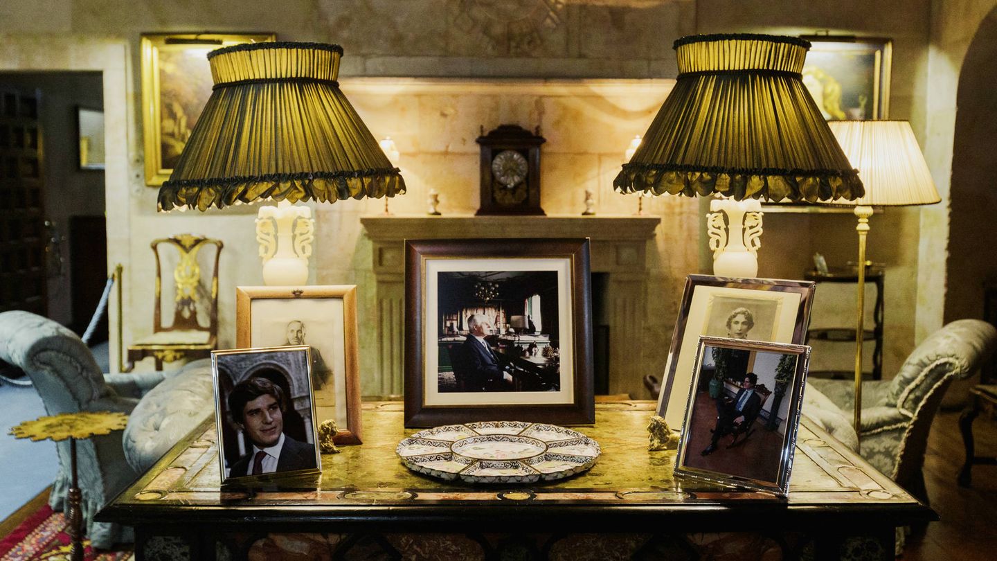 Fotos del duque y sus dos hijos en el salón. (Cortesía)