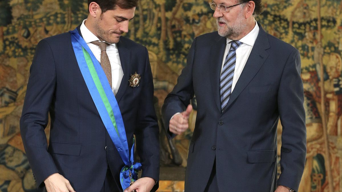 Rajoy condecora a Casillas, "uno de los deportistas más queridos de España"
