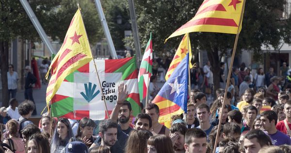 Foto: Manifestación en Vitoria en apoyo al referéndum independentista de Cataluña. (EFE)