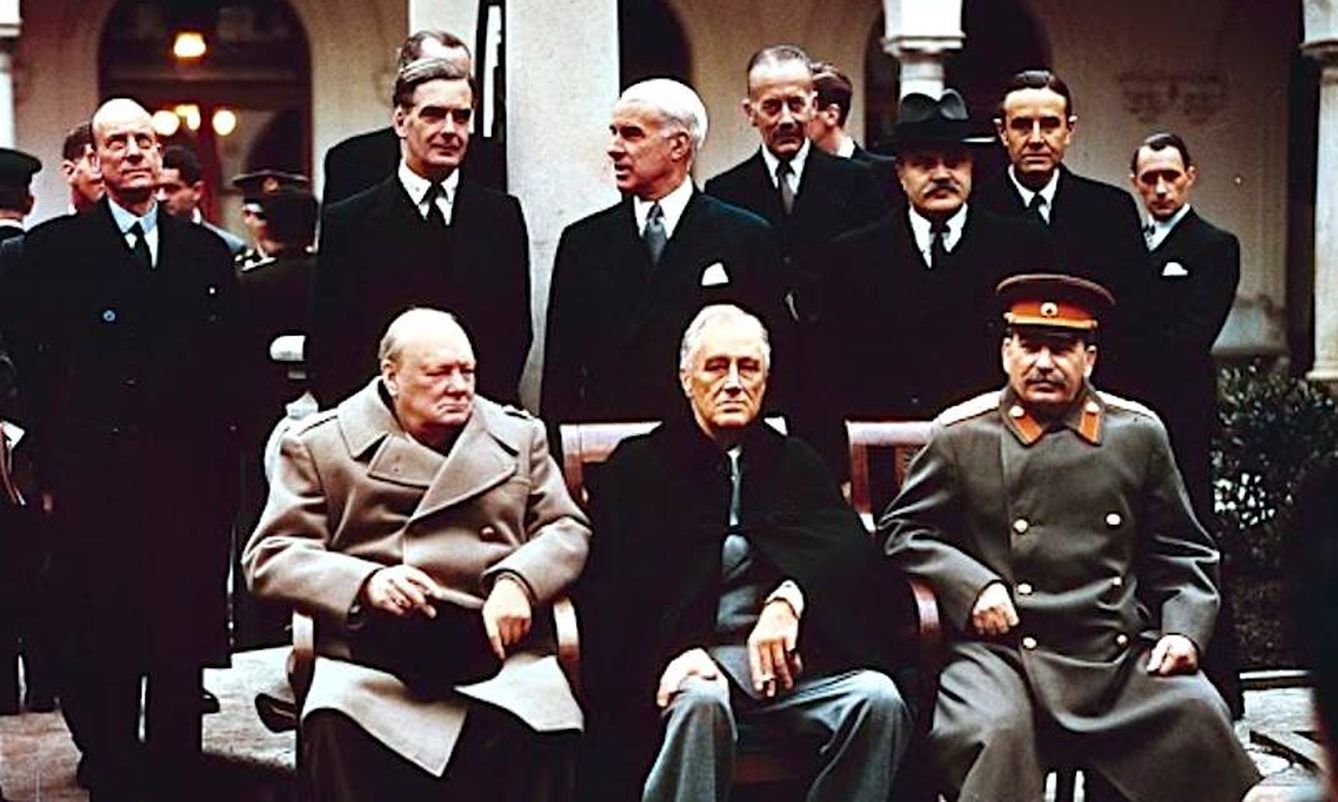 W. Churchill. F. D. Roosevelt y J. Stalin durante la Conferencia de Yalta, 1945. 