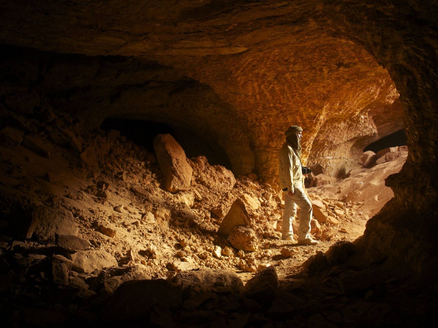 Gutiérrez-Garitano en una cueva del desierto de Mauritania. (Foto: Rafa Gutiérrez)