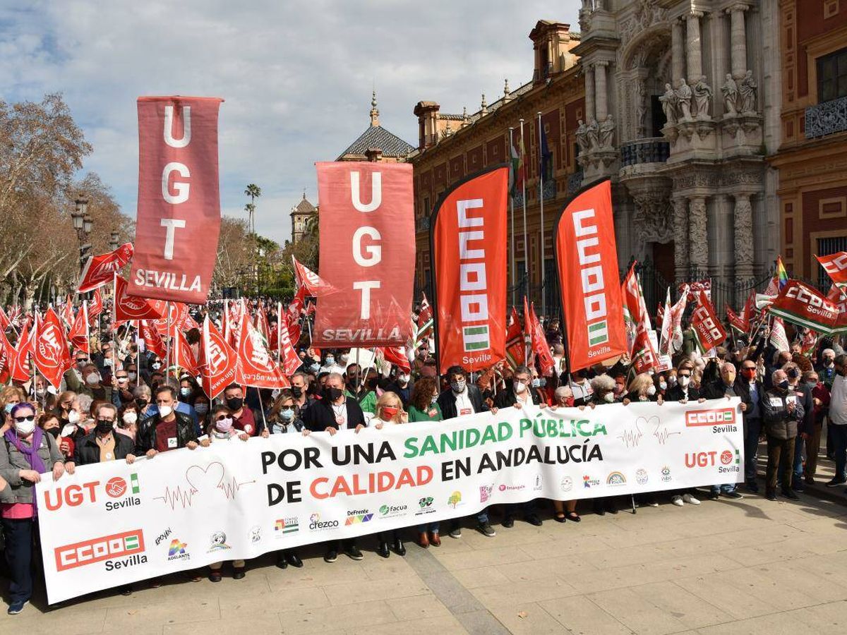 Foto: La manifestación que CCOO y UGT impulsaron el pasado febrero en defensa de la sanidad pública, a su llegada al Palacio de San Telmo. (Cedida)