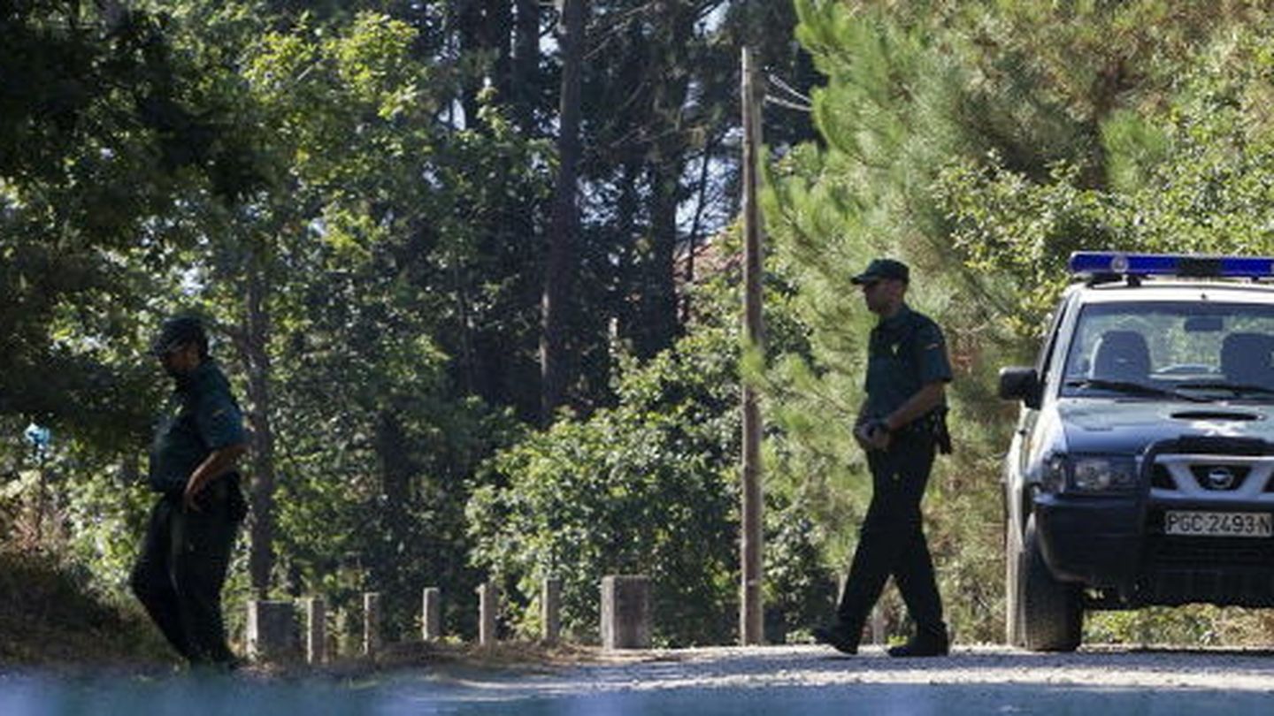 Agentes de la guardia civil custodian una pista forestal en cacheiras (efe)