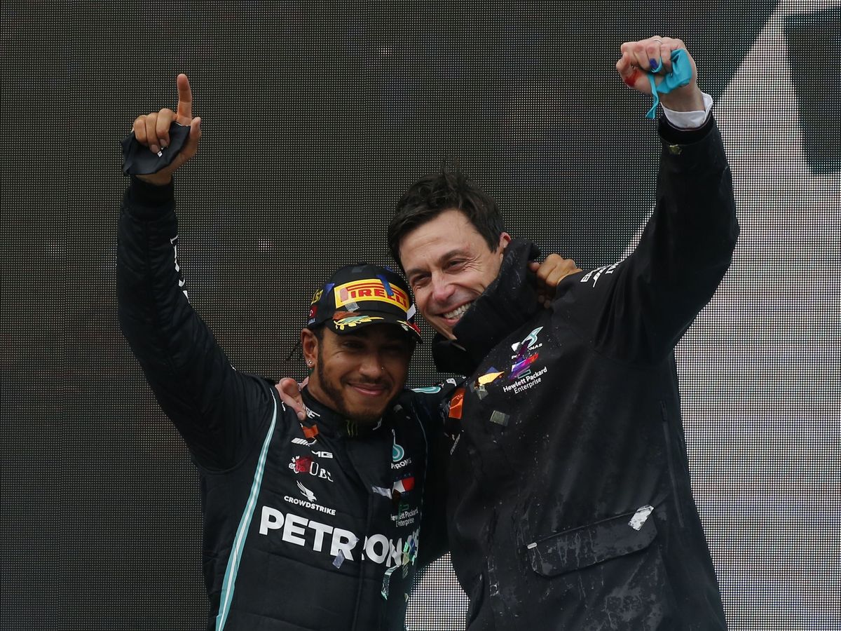Foto: Toto Wolff y Lewis Hamilton celebran el séptimo título del piloto en Estambul (EFE)