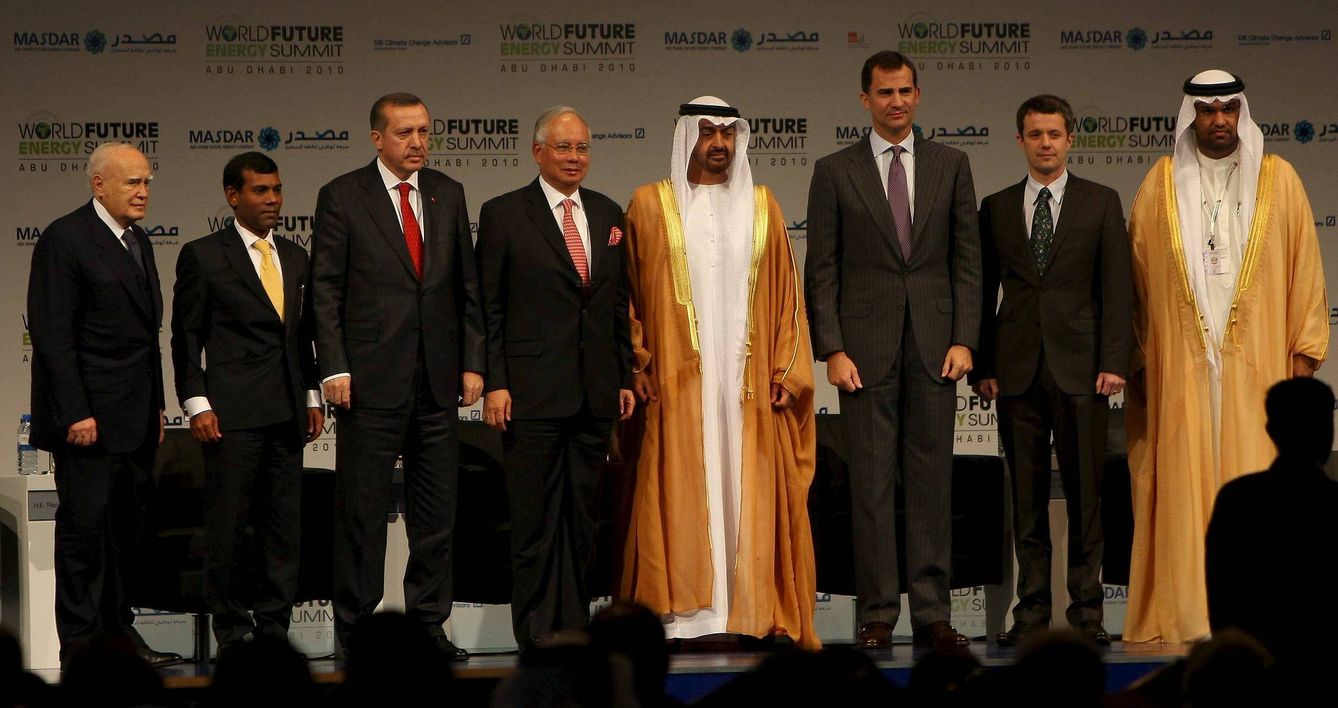  Mohamed bin Zayed, en el centro, al lado de Felipe VI, en una foto de archivo.