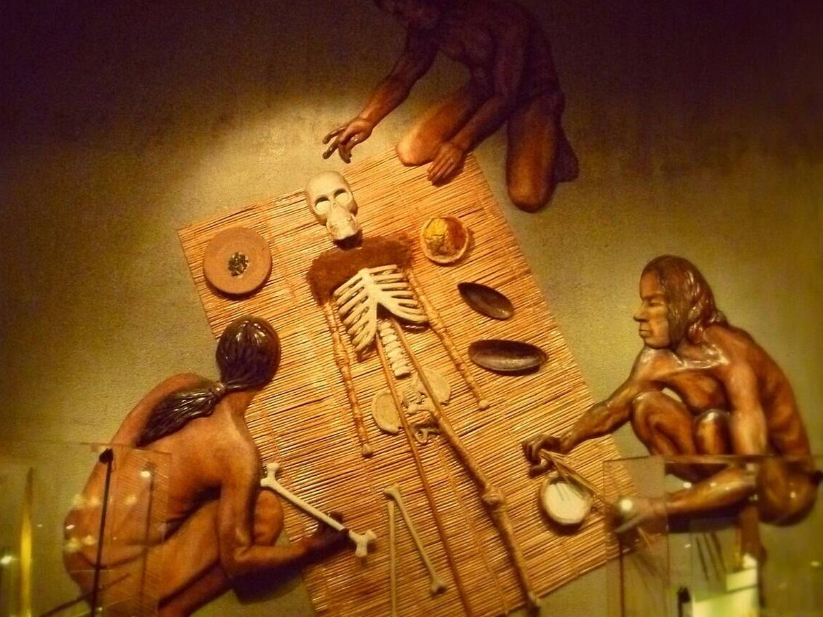 Foto: Representación de una momificación chinchorro en el Museo Arqueológico San Miguel de Azapa.