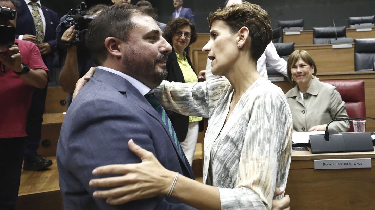 La socialista María Chivite (d) felicita al nuevo presidente del Parlamento de Navarra, Unai Hualde (i), de Geroa Bai. (EFE)