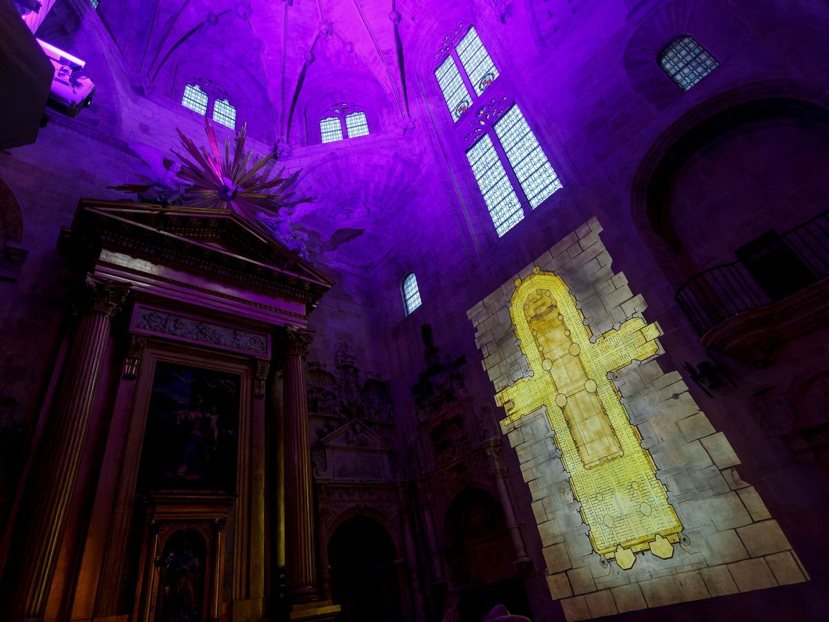 Foto: Espectáculo de luz en la catedral de Burgos. (EFE/Santi Otero)