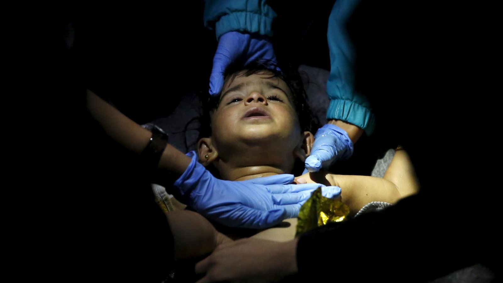 Foto: Doctores y paramédicos intentan reanimar en la isla de Lesbos a un niño que sobrevivió a un naufragio en el Egeo, el 28 de octubre de 2015. (Reuters)
