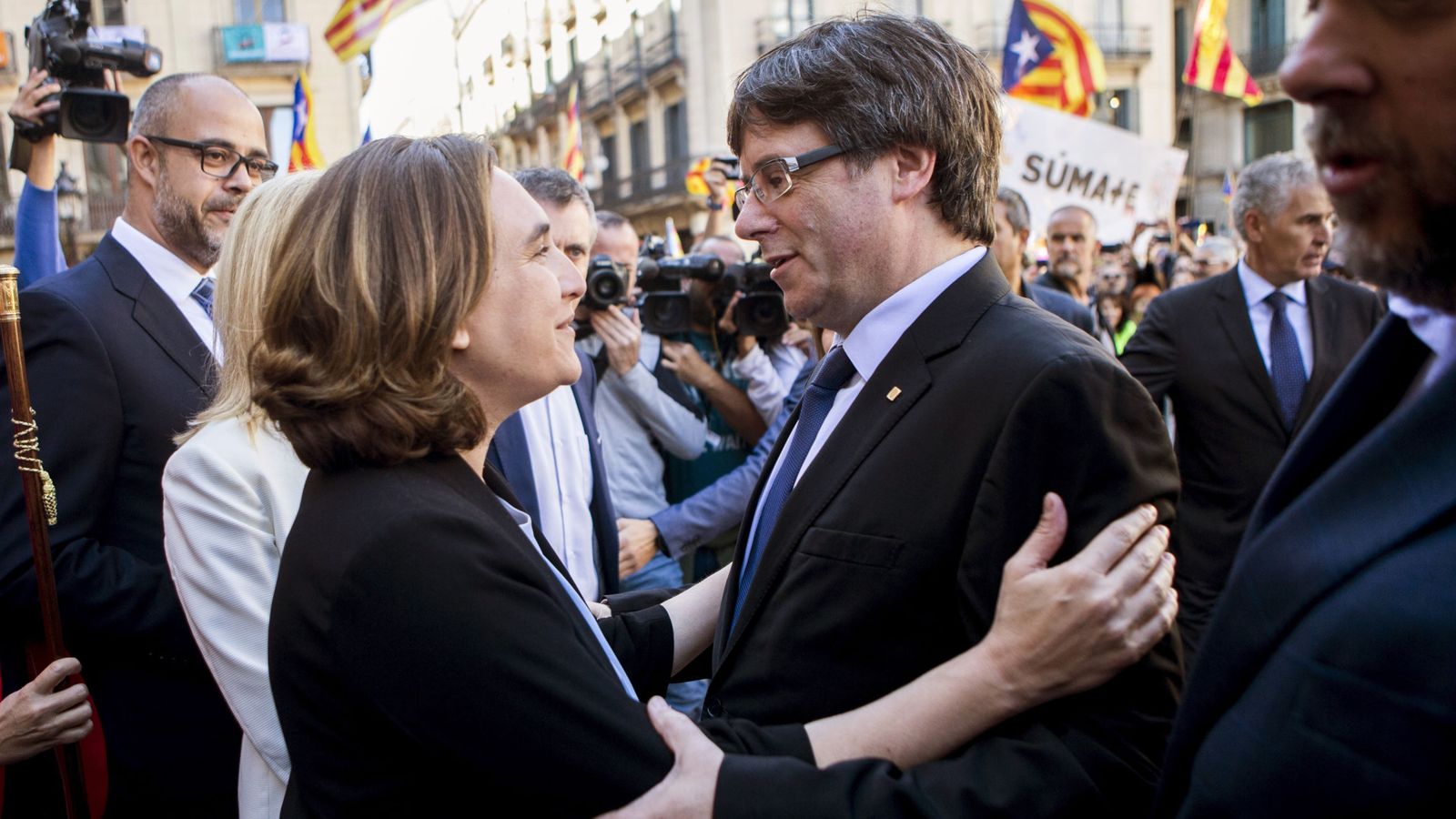 Foto: Ada Colau y Carles Puigdemont se saludan durante la concentración de alcaldes en la plaza Sant Jaume de Barcelona. (EFE)