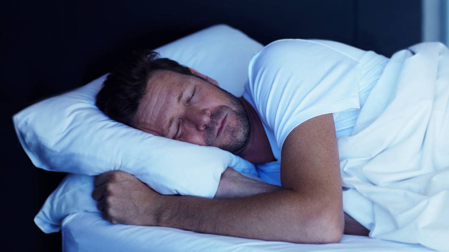 Si no dormimos bien, las hormonas que regulan el apetito pueden descontrolarse (iStock)