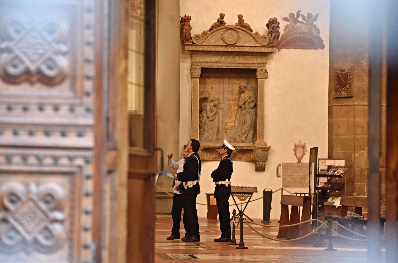 La policía inspecciona el interior de la basílica de Santa Croce. (EFE)