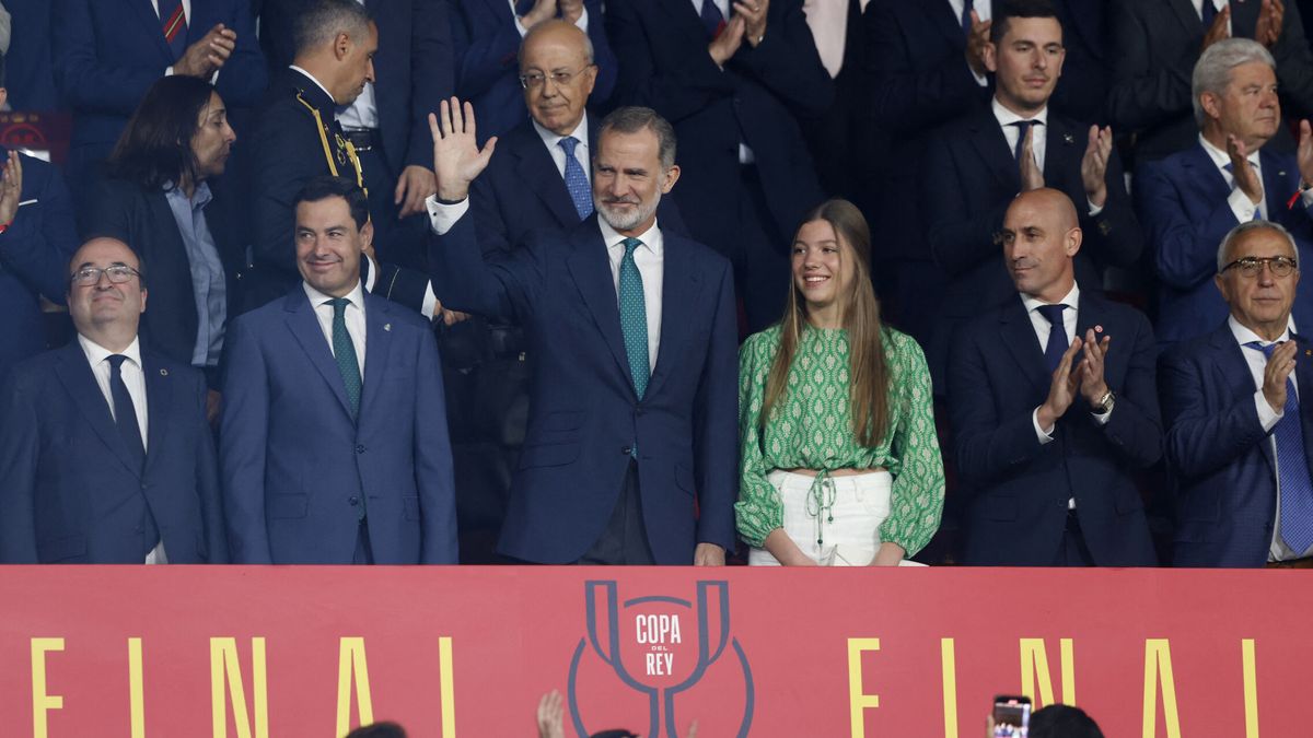 La infanta Sofía, con don Felipe en el fútbol: sola con su padre en un acto oficial, siete años después