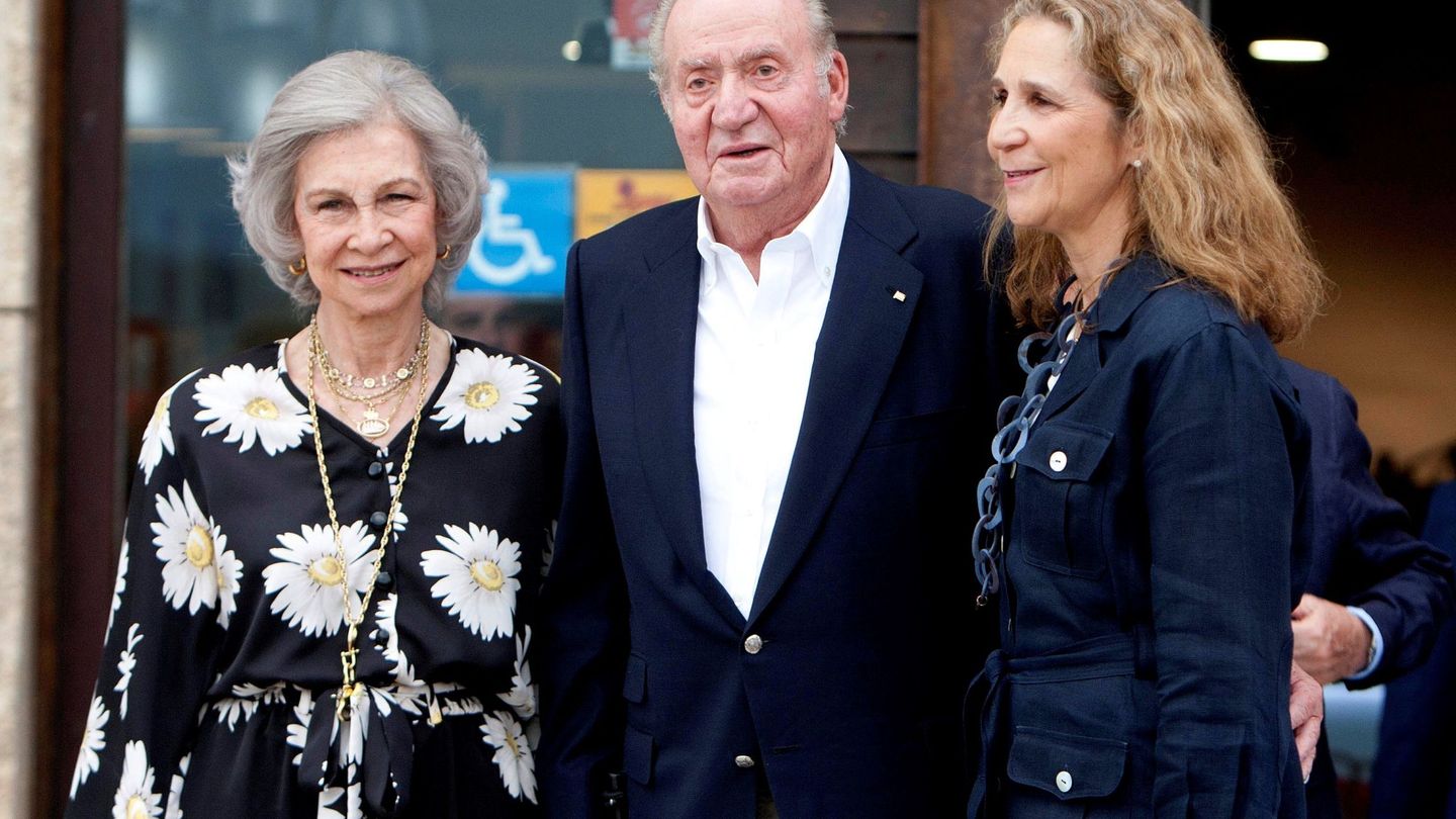 El rey Juan Carlos, la reina Sofía y la infanta Elena, en Sanxenxo. (EFE)