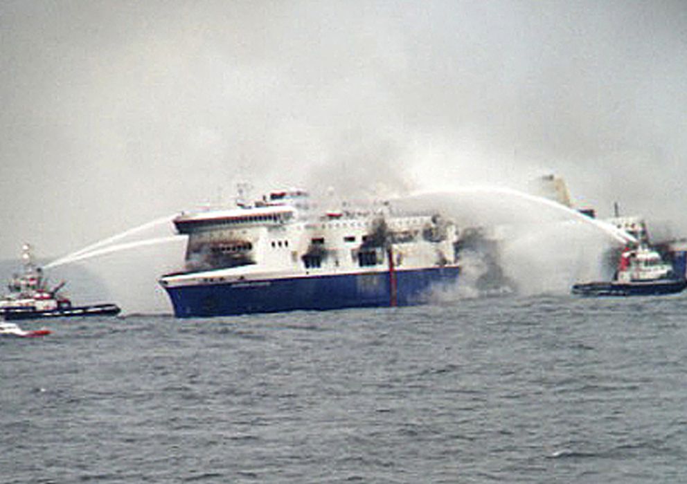 Foto: Labores de extinción de incendio en el ferry Norman Atlantic. (Reuters)
