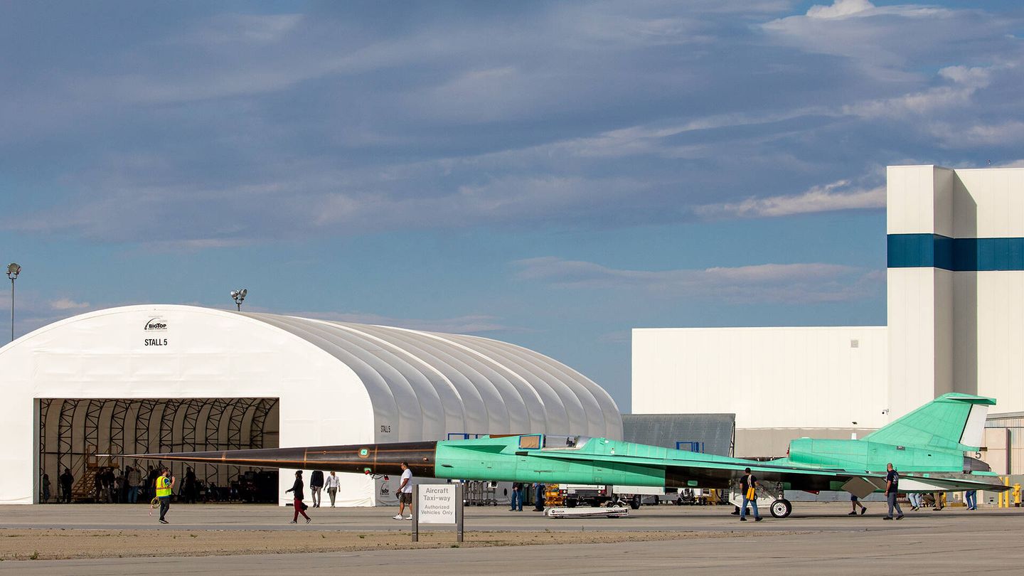 El X-59 en la pista del centro de vuelo donde se realizarán las pruebas. (NASA)