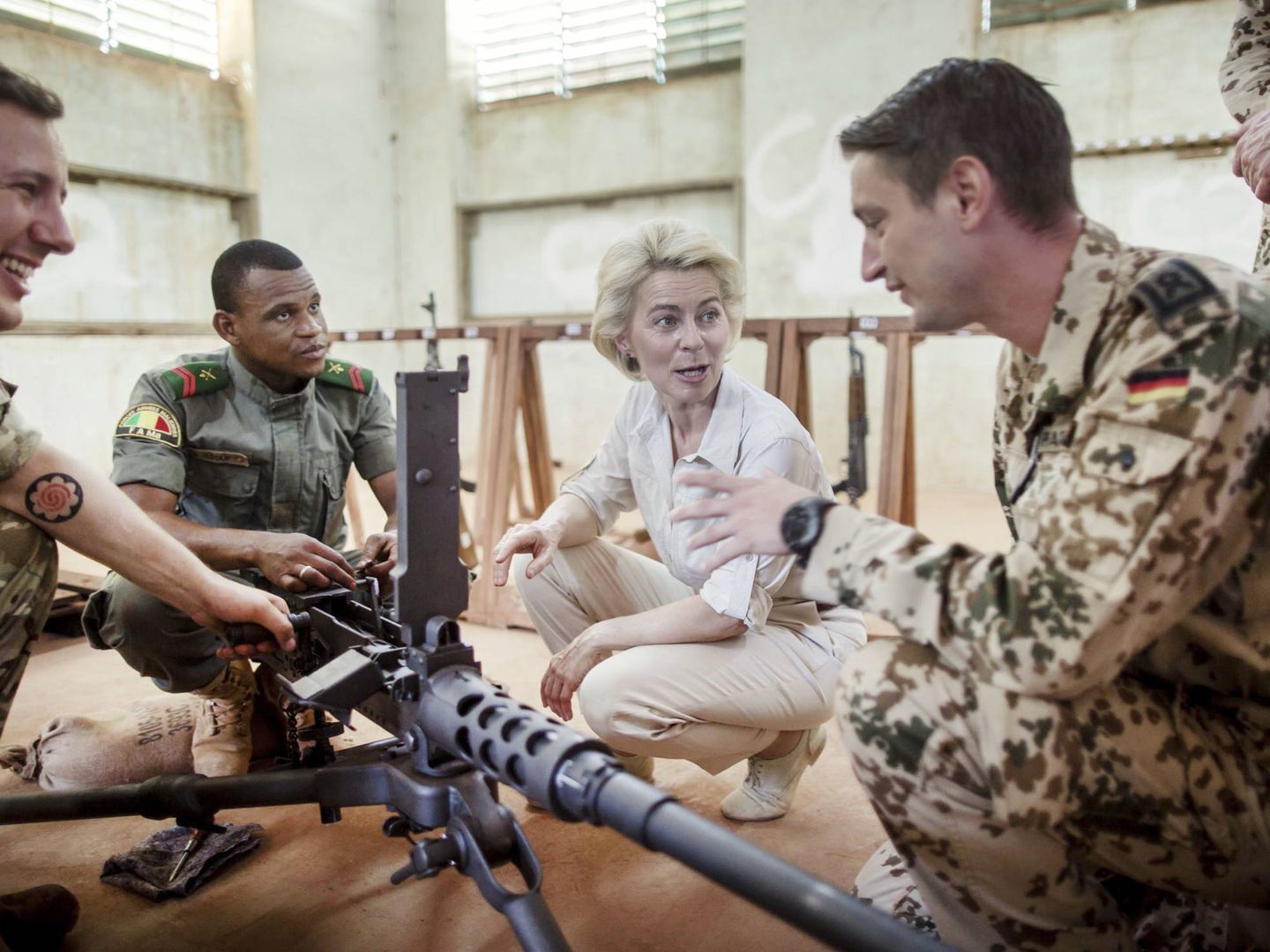 Von der Leyen, durante una visita al contingente alemán desplegado en Mali, en Koulikoro. (Reuters)