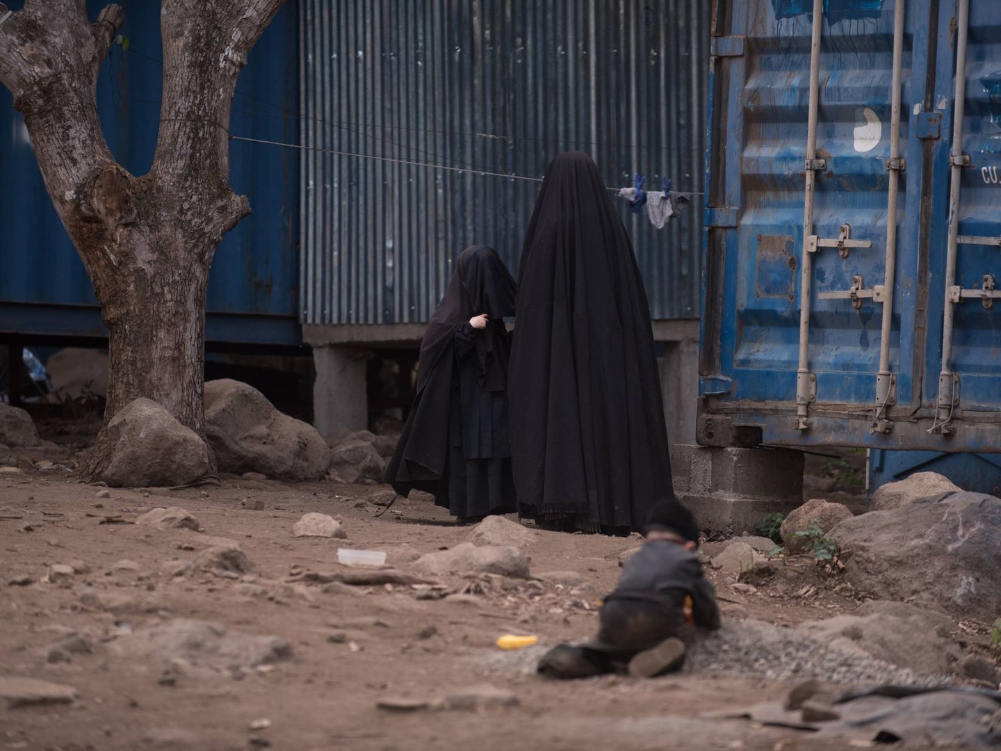 Las mujeres de Lev Tahor ocultan su cuerpo con una prenda que solo muestra su rostro. (S. Billy)