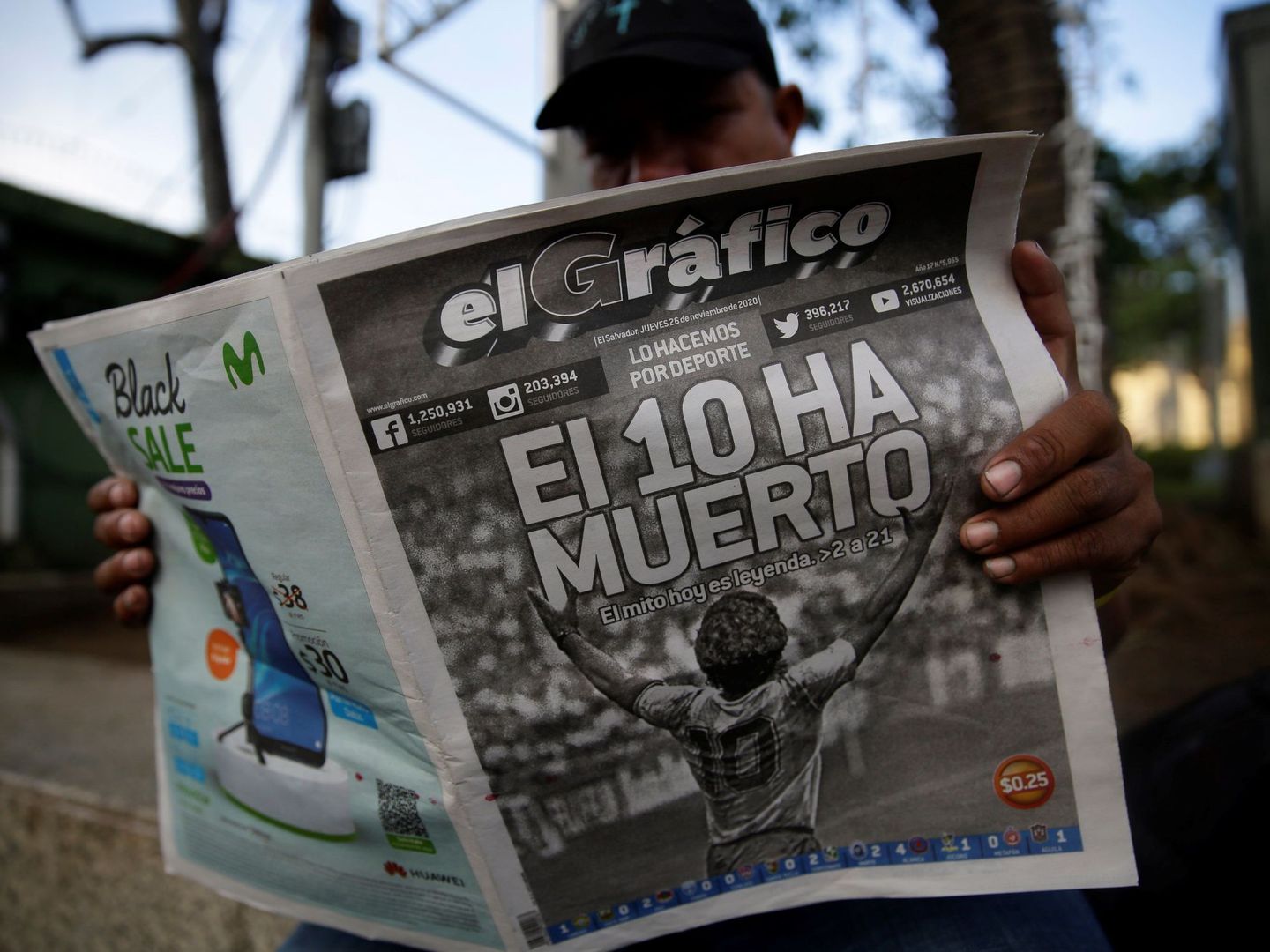 Un hombre lee 'El Gráfico' con la noticia de la muerte de Maradona en portada. (EFE)