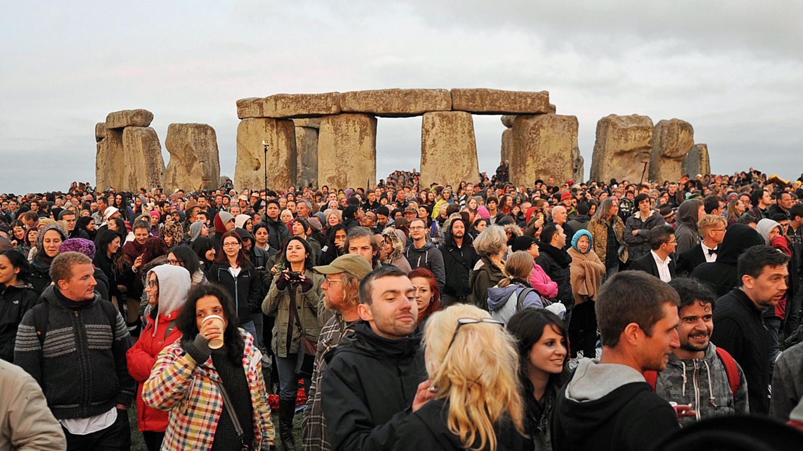 Foto: Cientos de personas celebran el solsticio de invierno en Stonehenge. (Reuters) 
