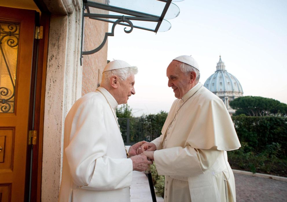 Foto: El Papa Francisco (d), saludando a su predecesor, el Papa emérito Benedicto XVI. (EFE)