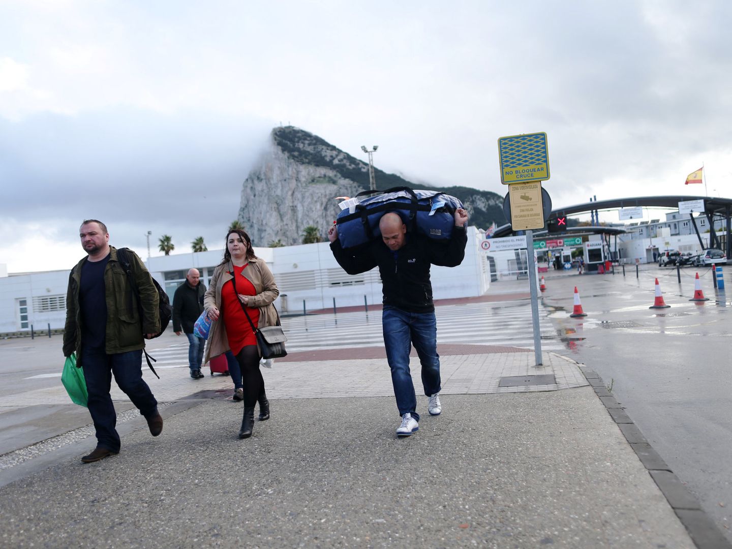 Varias personas entran en España tras abandonar el Aeropuerto Internacional de Gibraltar. (Reuters)