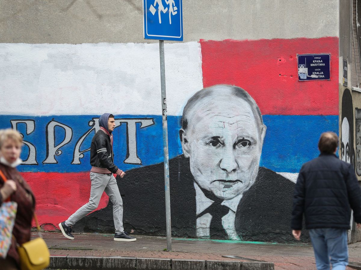 Foto: Un grafiti de Putin en Belgrado. (Reuters/Antonio Bronic)