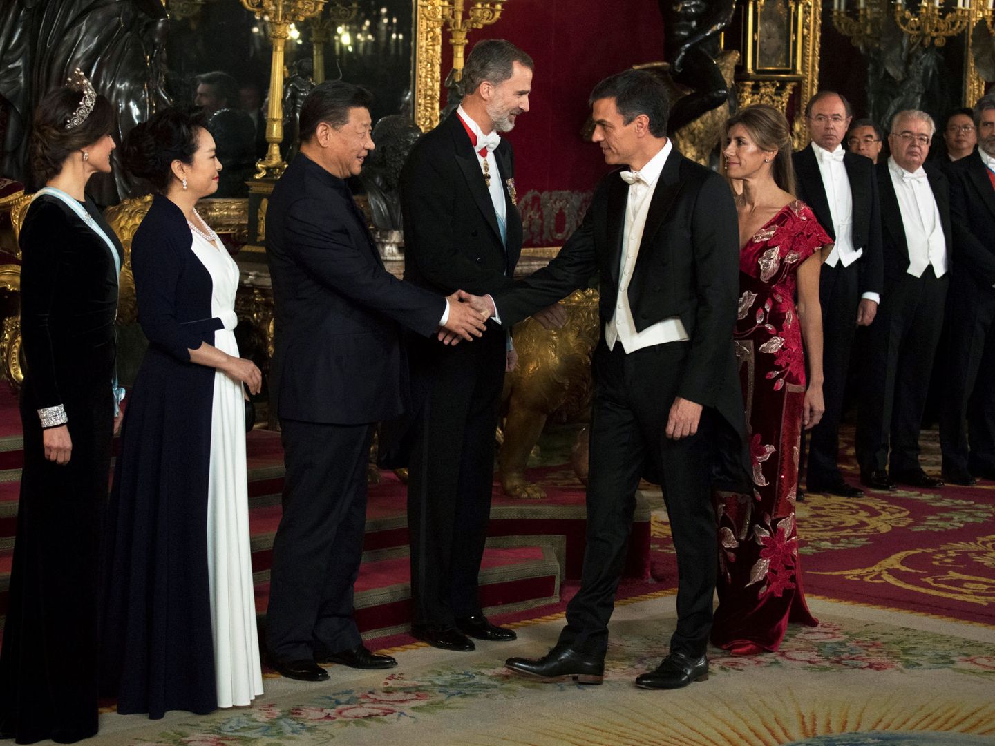 Pedro Sánchez y su esposa, Begoña Gómez, saludan a los Reyes y al presidente chino, Xi Jinping, y la primera dama del país asiático, Peng Liyuan, este 28 de noviembre en la cena de gala en el Palacio Real. (Reuters)