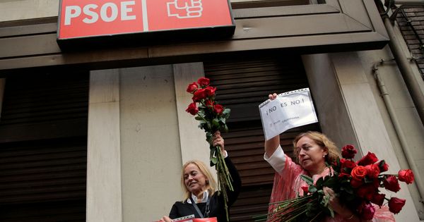 Foto: Simpatizantes del PSOE a las puertas de la sede federal, en la madrileña calle de Ferraz, el pasado 22 de octubre. (Reuters)