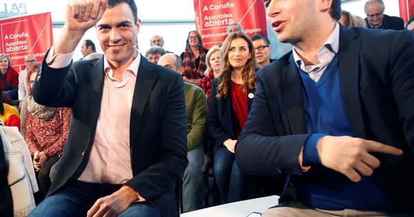 Foto: Pedro Sánchez, acompañado por el líder de los socialistas gallegos, Gonzalo Caballero, participa en una asamblea abierta sobre pensiones dignas. (EFE)