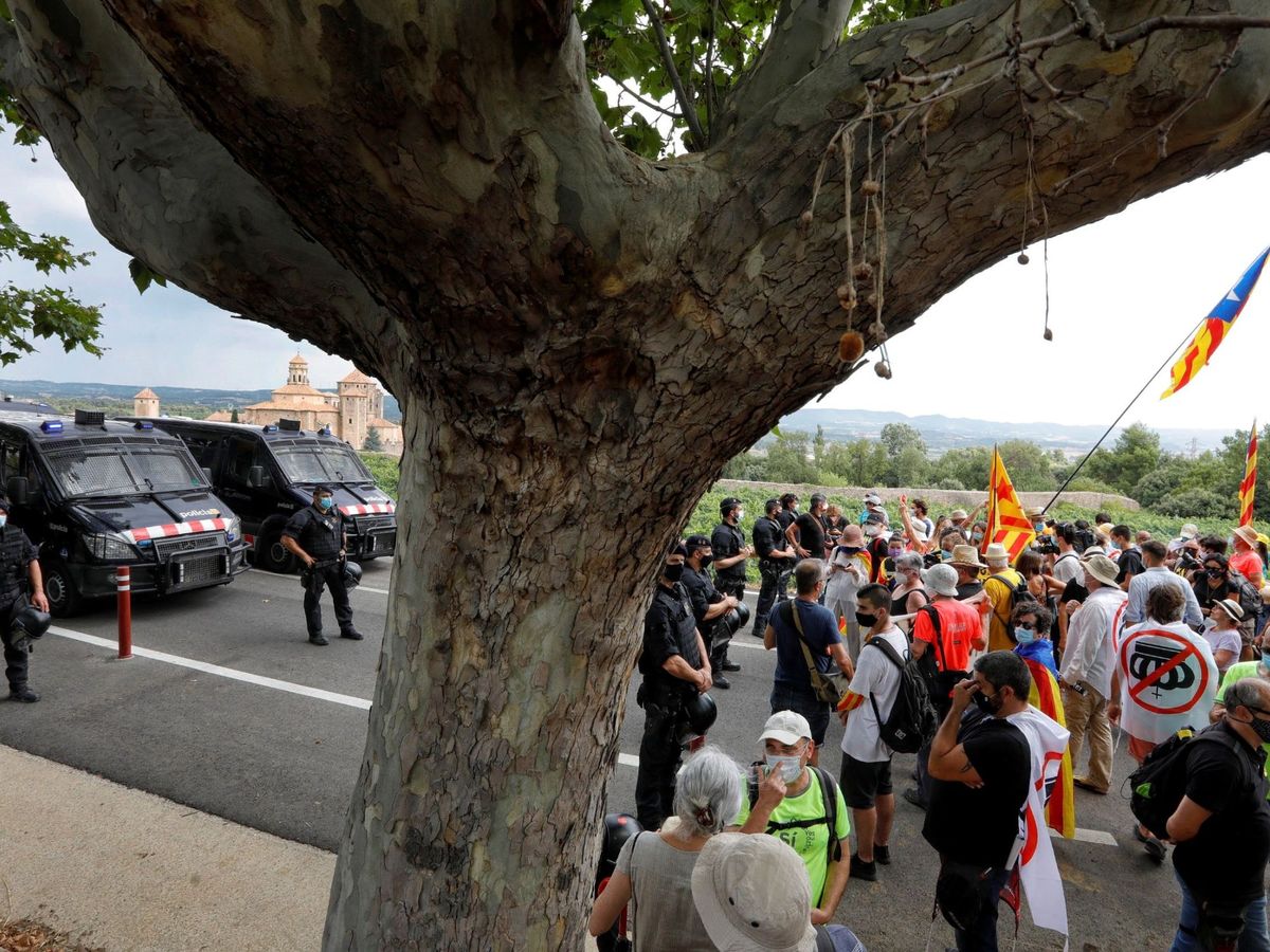 Foto: Manifestantes independentistas protestan contra el Rey cerca de Poblet. (EFE)