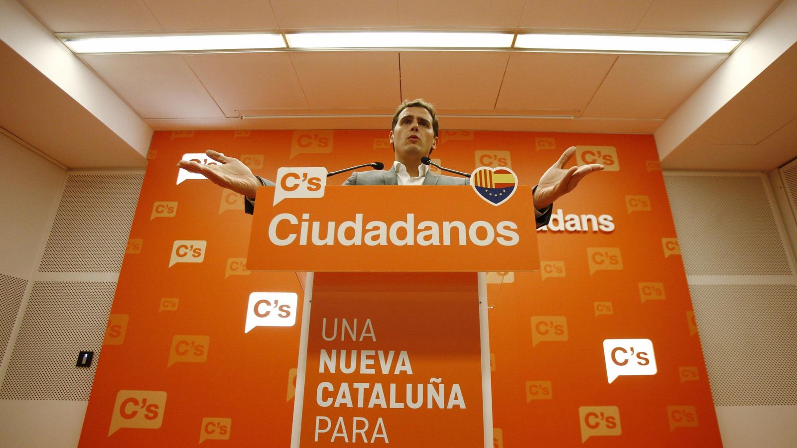 Foto: El presidente de Ciutadans, Albert Rivera, y candidato a la presidencia del Gobierno, durante una rueda de prensa. (Efe)