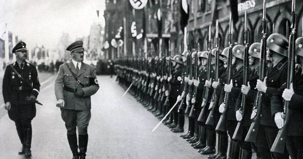Foto: El Führer, durante un desfile militar. (Cordon Press)