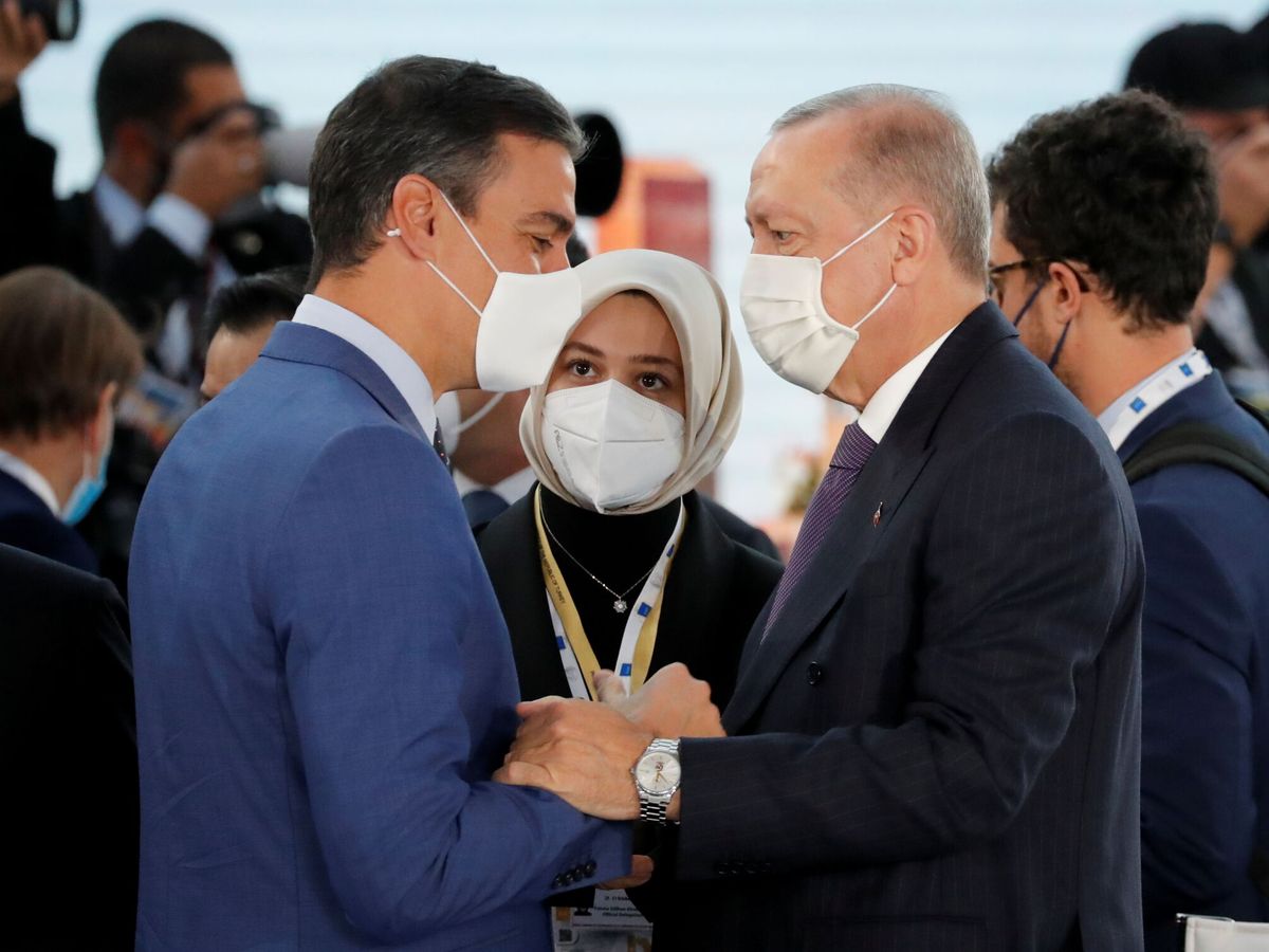 Foto: Sánchez saluda al presidente turco, Recep Tayyip Erdogan, en un encuentro del G-20. (Reuters/Remo Casilli)