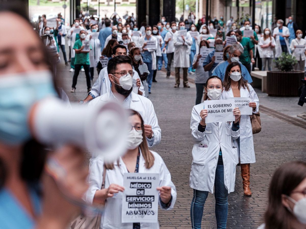 Foto: Protesta de médicos en Canarias en una imagen de archivo. (EFE/Ángel Medina G.)