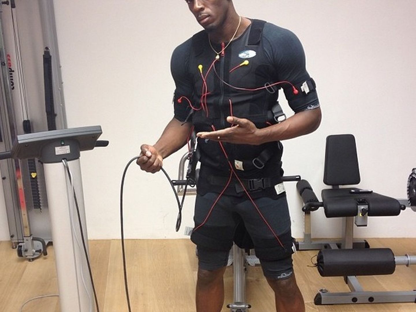 Usain Bolt entrena con el chaleco de electroestimulación (Foto: Instagram)