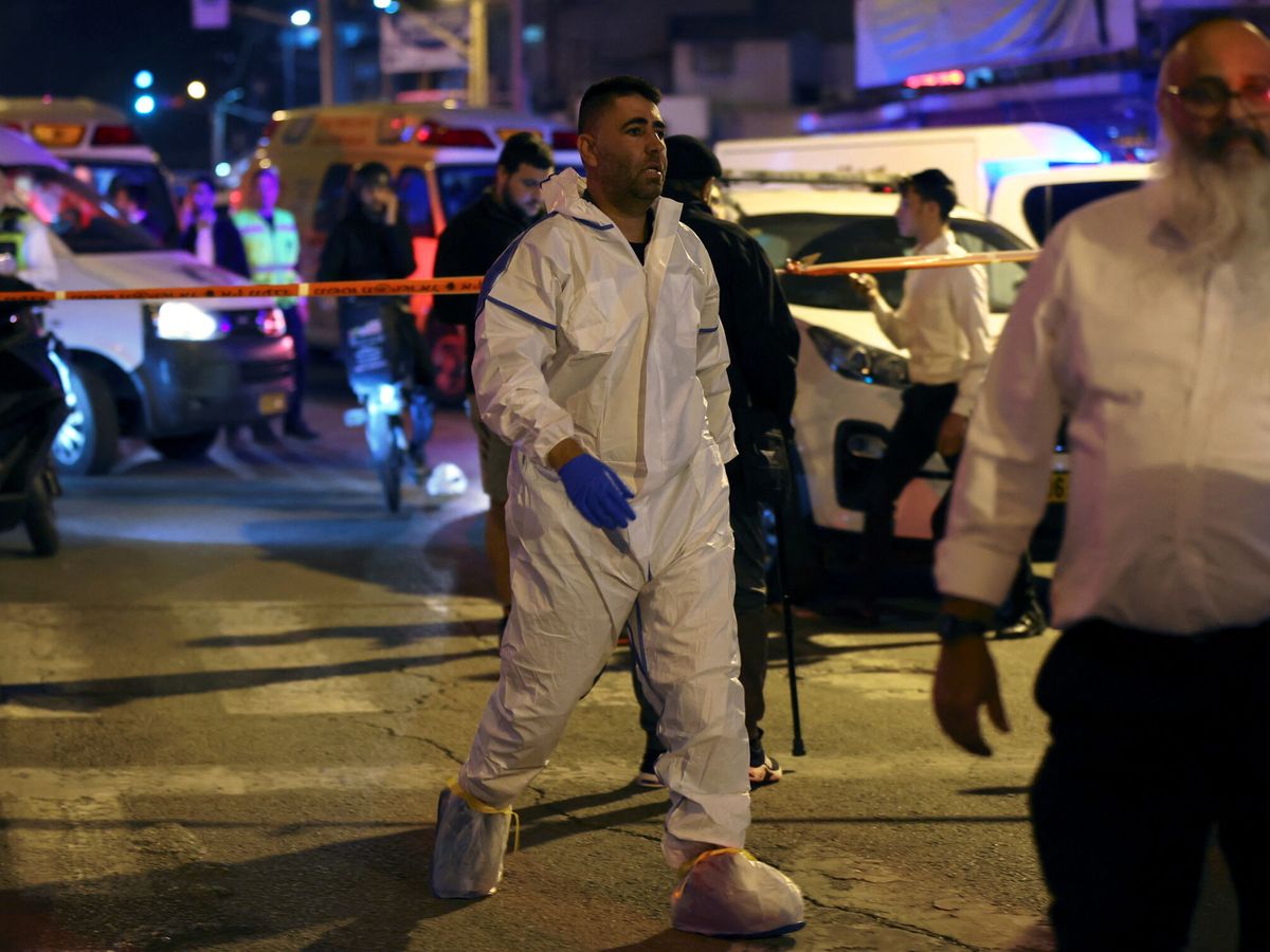 Foto: Expertos forenses de la policía israelí trabajan en el lugar de un atentado en el que un hombre armado mató a varias personas en una calle principal de Bnei Brak, cerca de Tel Aviv, Israel. (Reuters/Nir Elias)