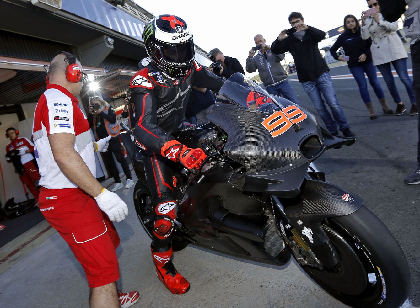 Jorge Lorenzo sale del box de Ducati en el Circuito Ricardo Tormo de Cheste. (EFE)