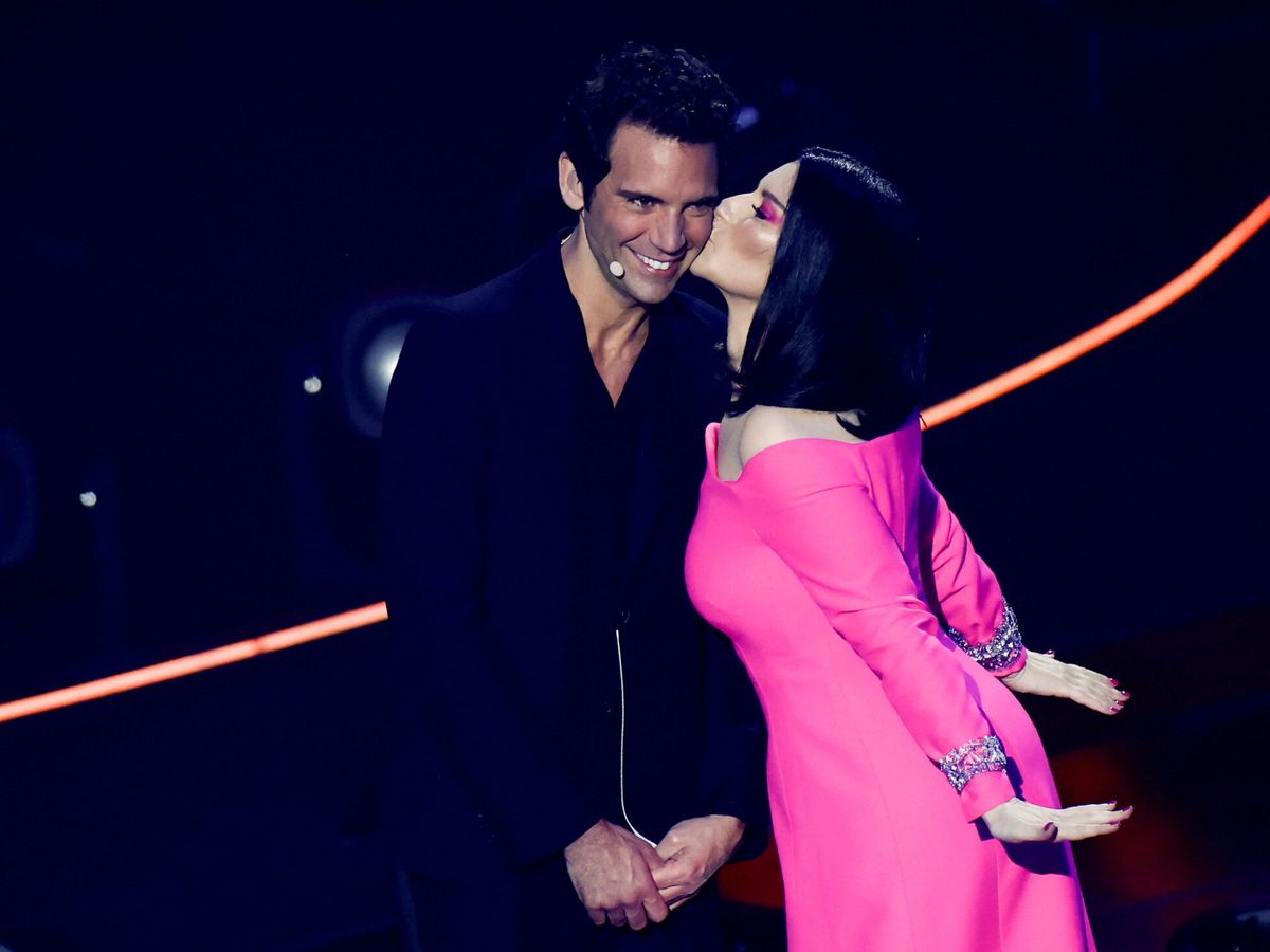 Foto: Laura Pausini besa a Mika. (EFE)