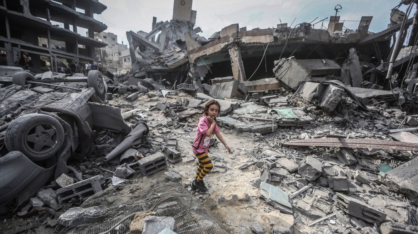 Foto: Una niña palestina camina sobre los escombros de edificios destruidos tras los ataques aéreos israelíes contra el campamento de refugiados de Shati. (Europa Press/DPA/M. Talatene)