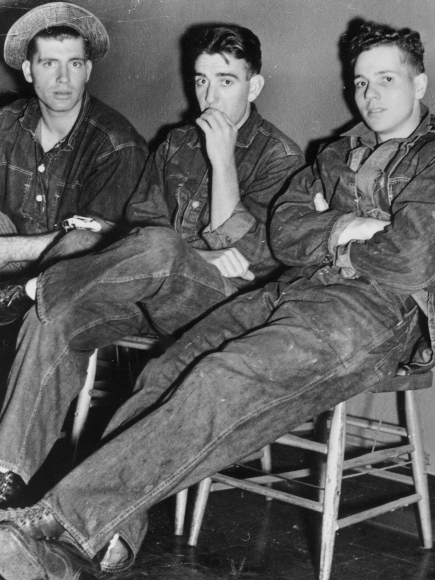 Un grupo de jóvenes americanos, vistiendo pantalones y camisa vaquera en 1955.(Getty/Pavelle Jacobs/Three Lions)
