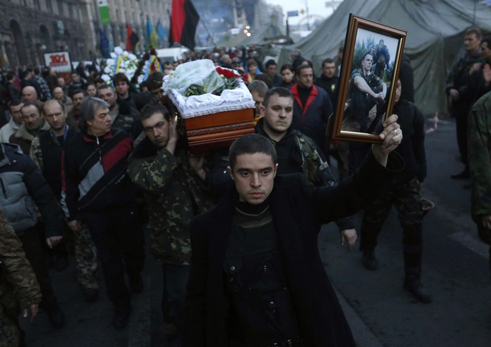 Foto: Funeral de un manifestante opositor abatido el jueves en Kiev durante los combates con la Policía (Reuters)