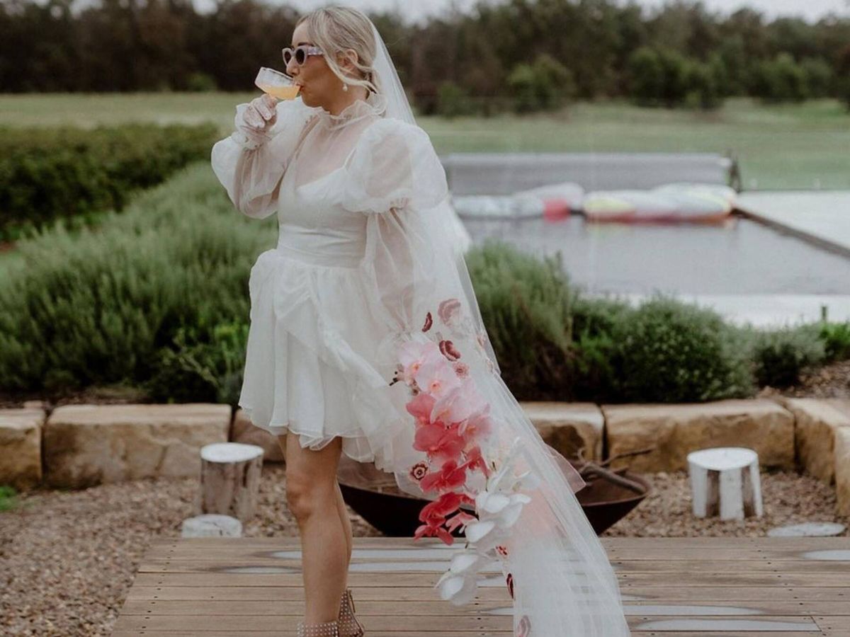 Foto: Una novia con un vestido corto. (Instagram/ @greenweddingshoes)