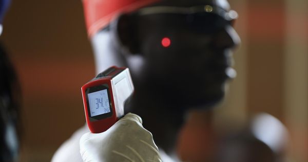 Foto: Un sanitario toma la temperatura a un hombre en el Aeropuerto Internacional Nnamdi Azikiwe, en Nigeria, durante la crisis del ébola. (Reuters)
