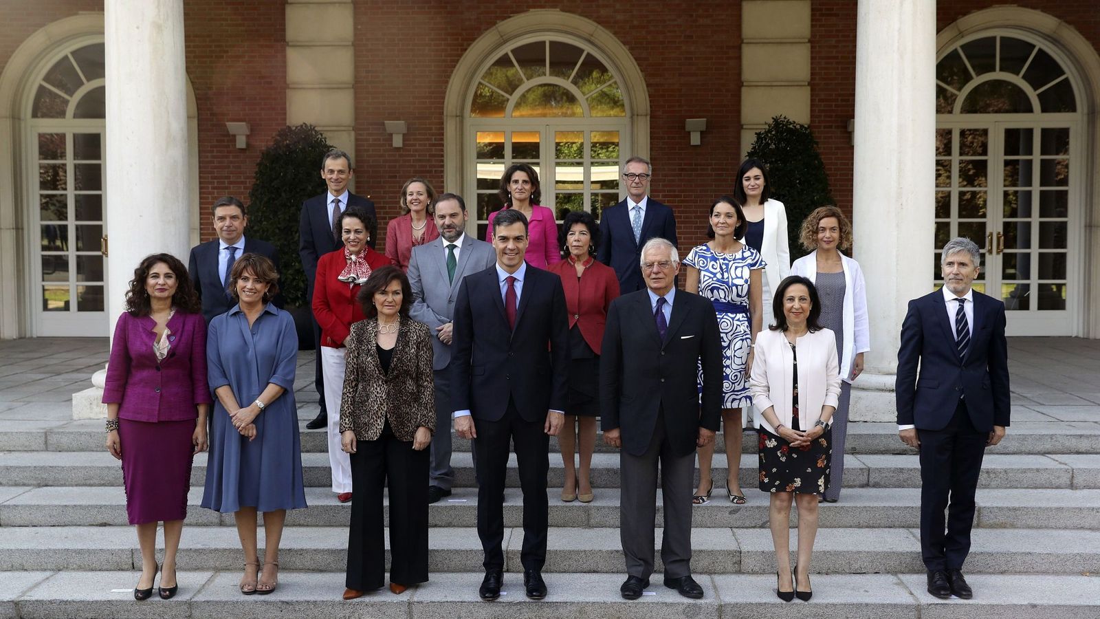 Foto: Imagen del Consejo de Ministros de Sánchez en junio pasado, ya se fueron dos. (EFE)