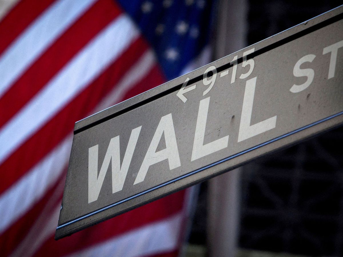 Foto: Un letrero de Wall Street fuera de la Bolsa de Valores de Nueva York en Nueva York. (Reuters/Carlo Allegri)