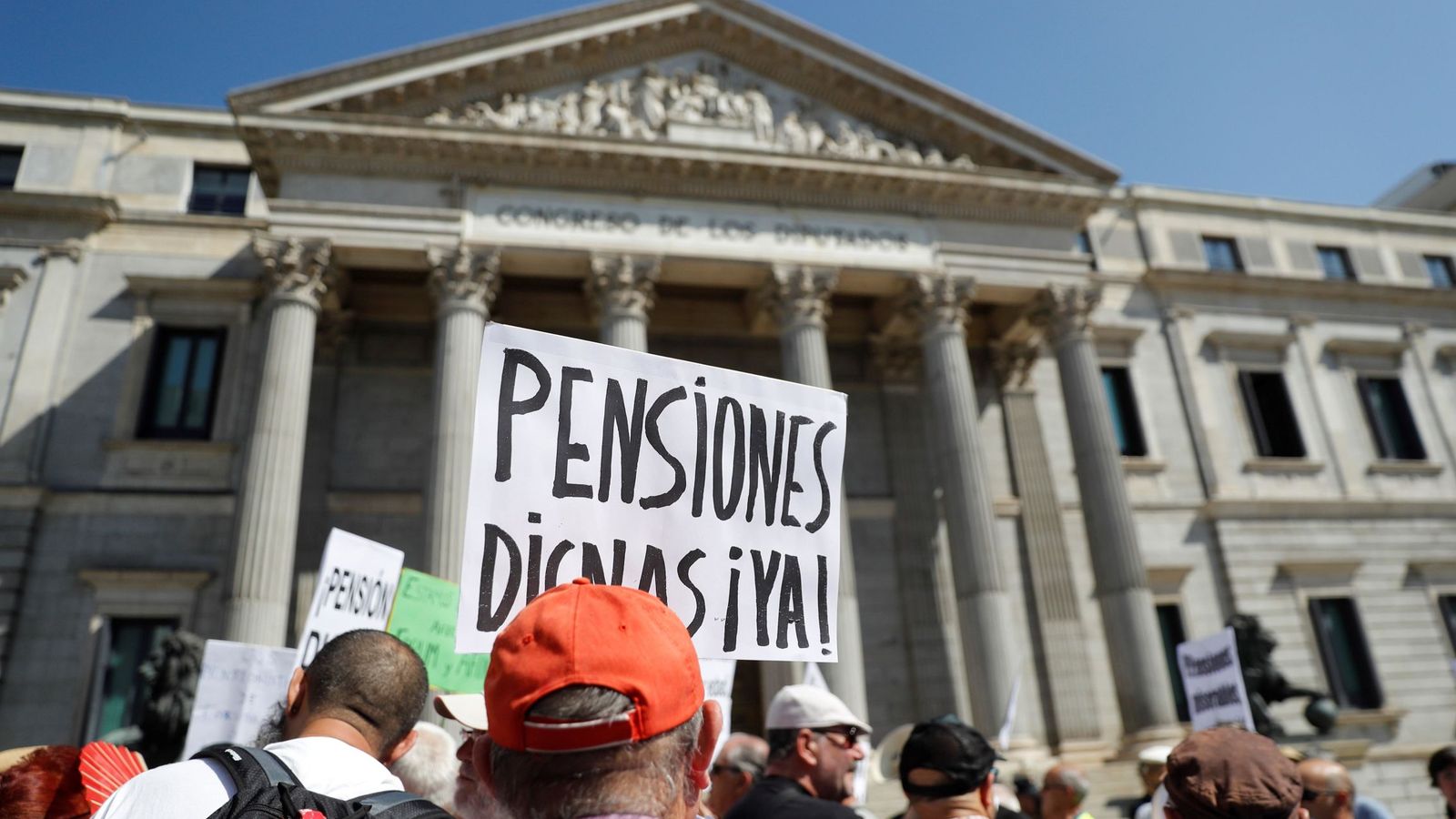 Foto: Un grupo de pensionistas se manifiesta frente a las puertas del Congreso de los Diputados. (EFE)