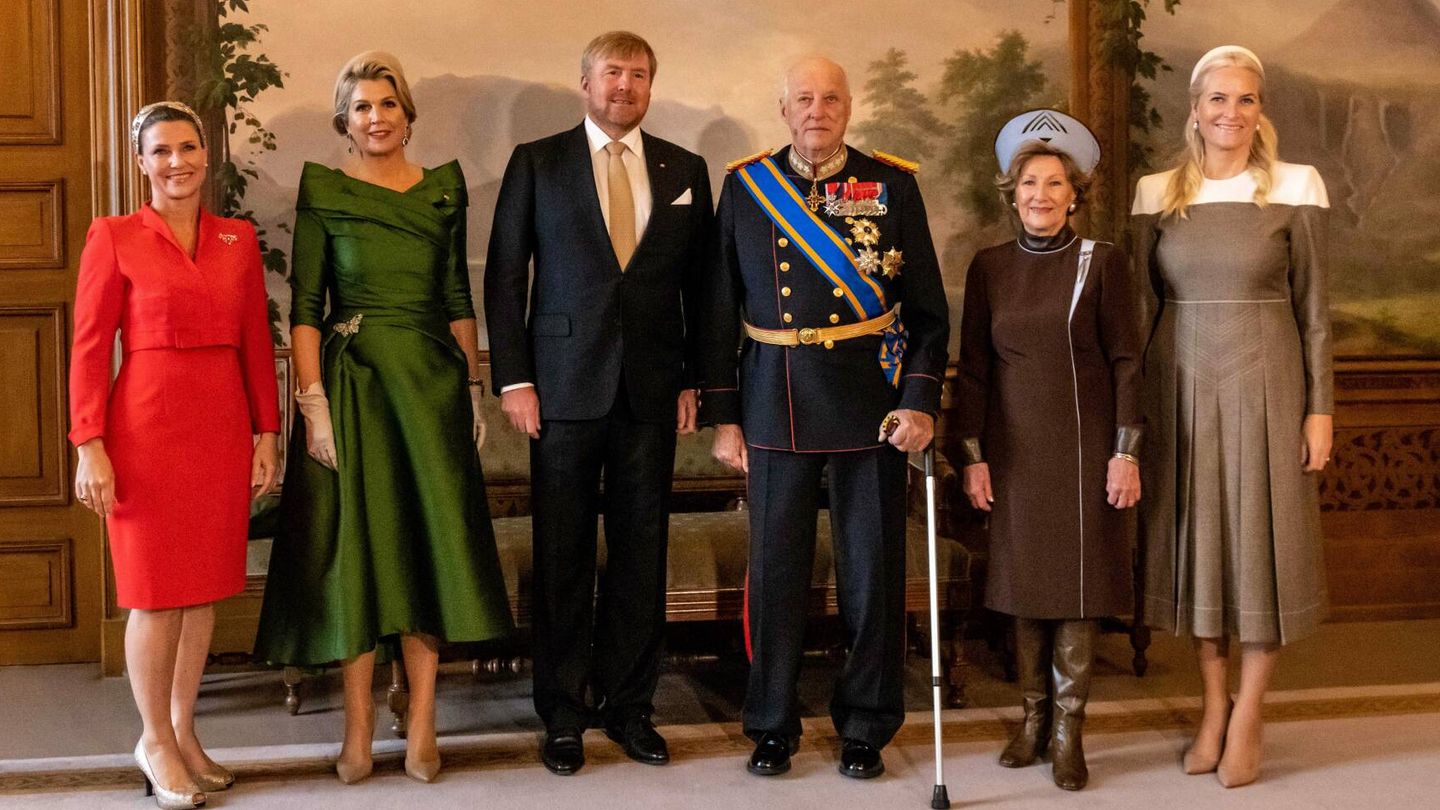 Los reyes de Holanda con la familia real noruega. (CP)