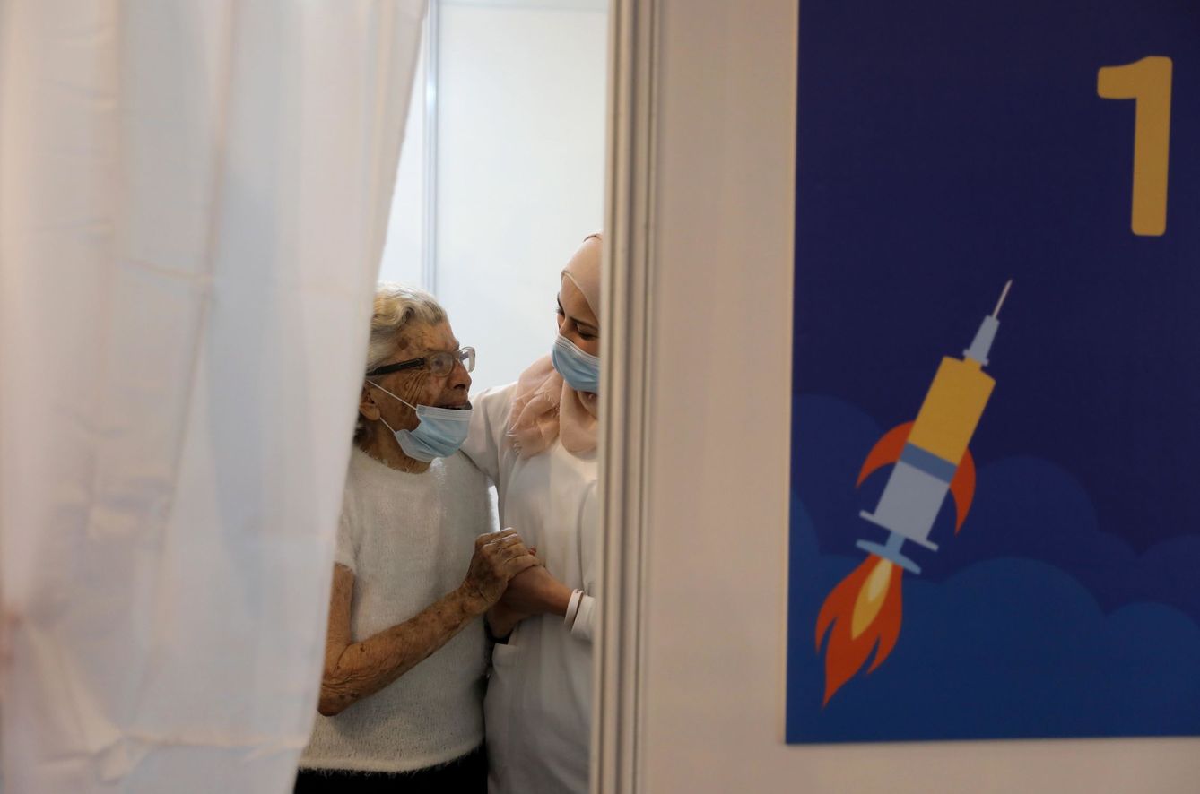 Una anciana abraza a una enfermera israelí tras recibir la vacuna contra en coronavirus. (EFE)