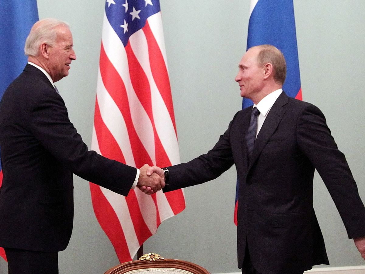 Foto: Foto de archivo de Biden, entonces vicepresidente, saludando a Putin. (EFE)